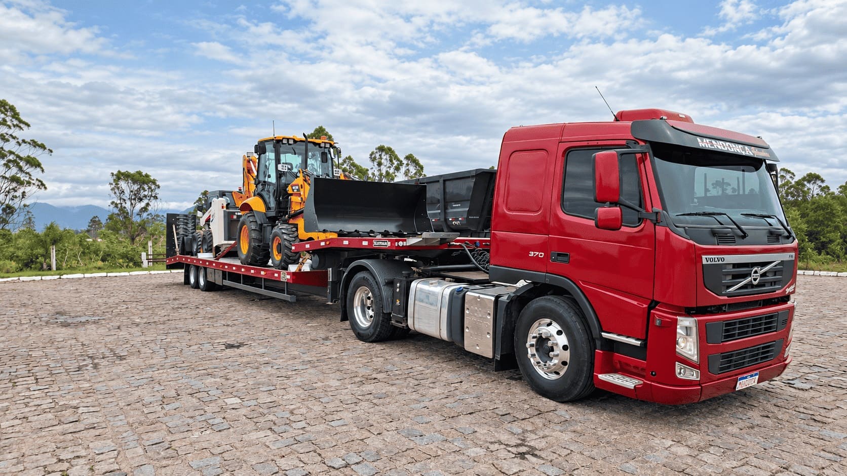 Transporte de veículos pesados sobre plataforma rebaixada